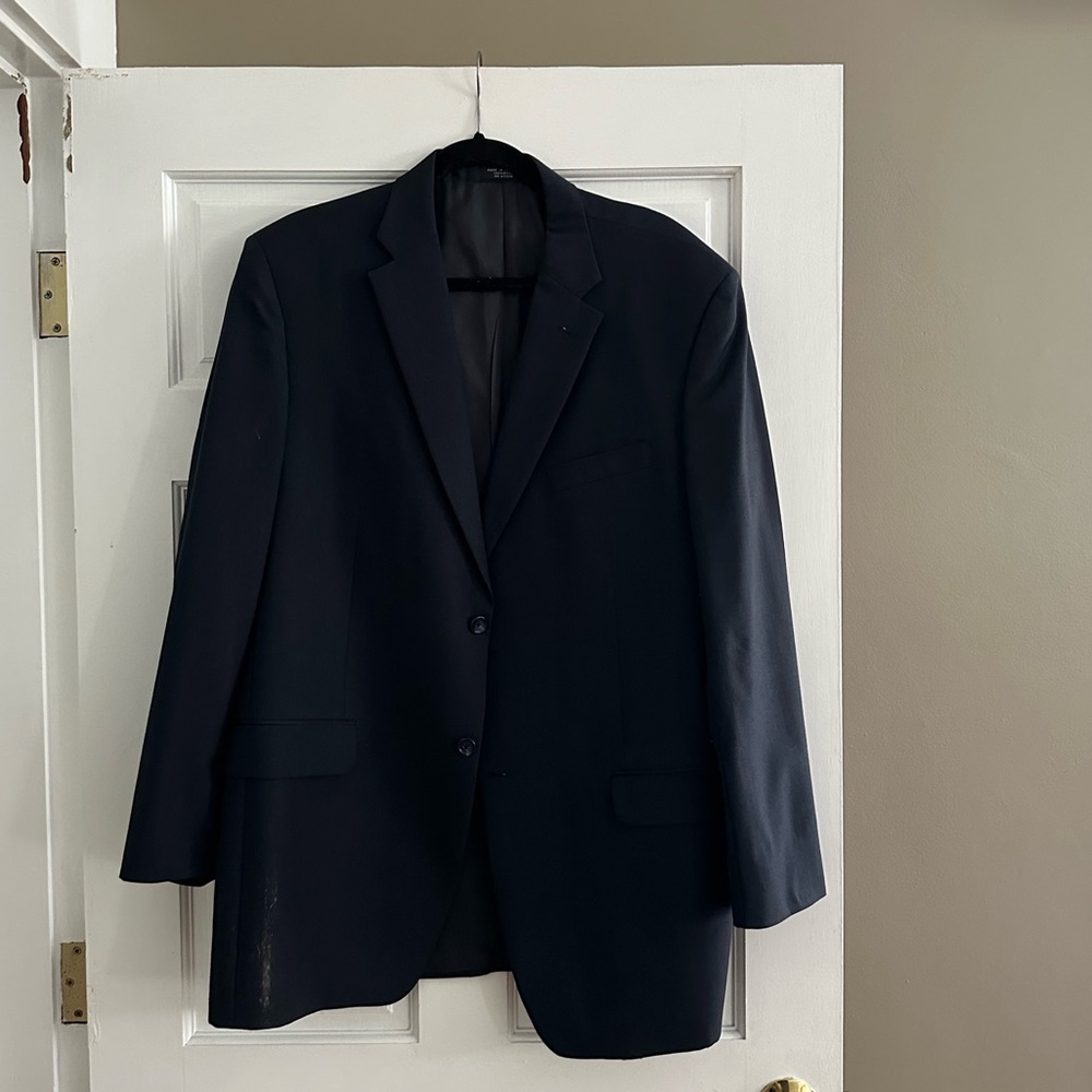 Jones New York navy men’s suit
Blazer and pants
100% wool
